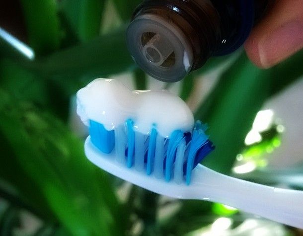 Dents blanches naturellement avec des huiles essentielles