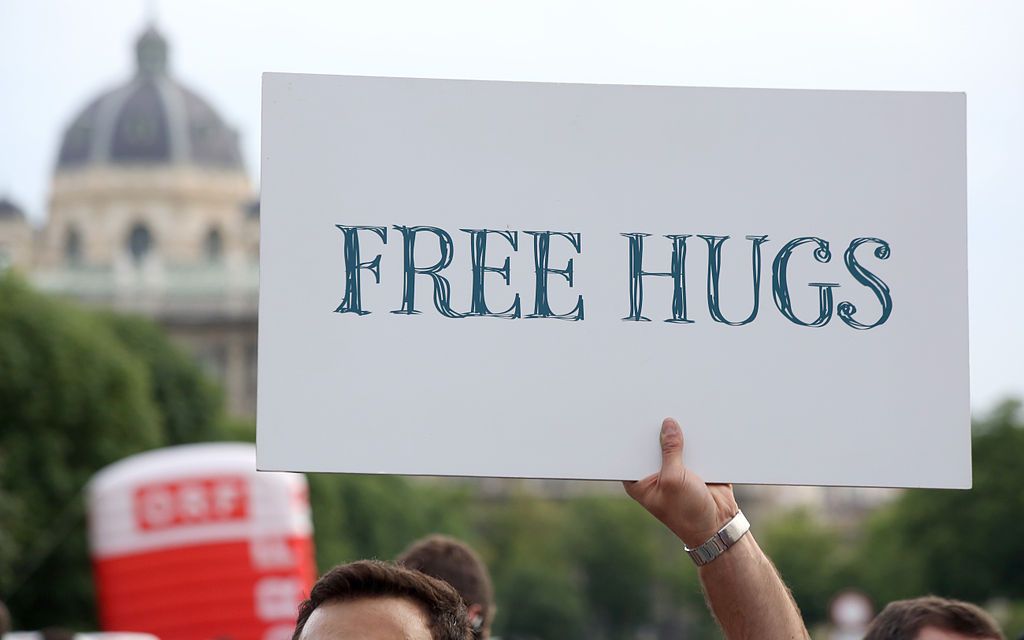 Conchita_Wurst_Ballhausplatz_18-05-2014_41_Free_Hugs