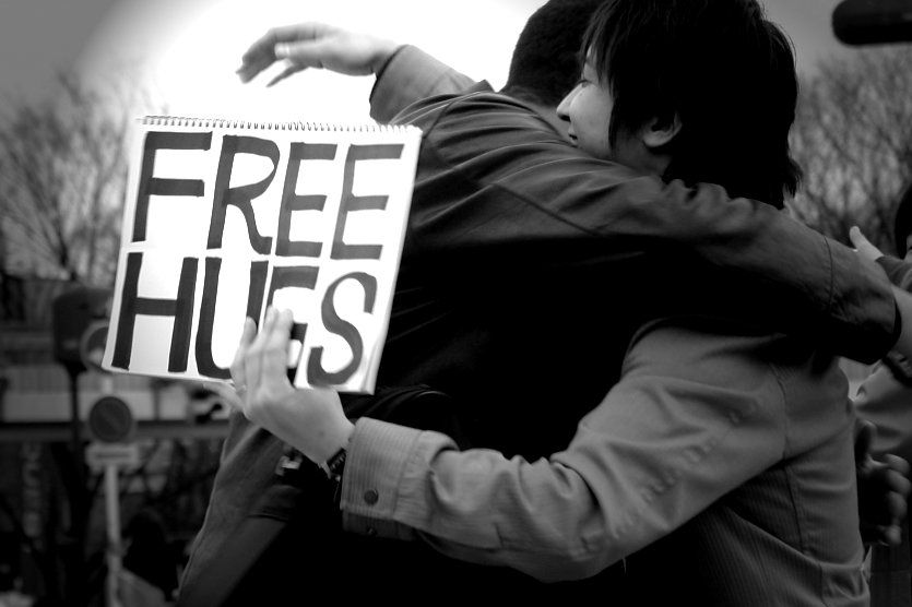 FREE_HUGS,_in_Hibiyakoen,_Tokyo_Prefecture